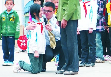 学校开“孝德”课教育感恩 女生下跪求父亲原谅