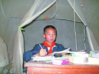 正在家中写作业的冯德志。