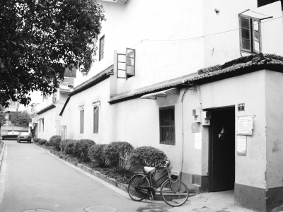 教师20年拍上万照片为留城市记忆与推土机赛跑